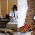 考古學家挖出1100年前「穿愛迪達球鞋的木乃伊」！專家還原「時空旅人真實身分」原來她穿越了！