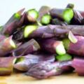 蘆筍號稱「蔬菜之王」，可吃綠色蘆筍好還是紫色蘆筍好？別選錯了