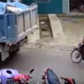 大卡車呼嘯而過，下秒卻停住不動…女騎士發現不對勁後，扔下摩托車就跑！