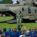 英國軍官老爸搞了架軍隊直升機飛到孩子學校。網友怒了，但國防部卻挺他