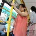 孕媽地鐵上被逼讓座，一波三折後，小學生的話讓眾人羞愧！