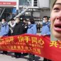 上萬名中國小留學生或流落英國街頭，父母和孩子隔著屏幕哭