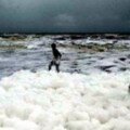 印度海灘毒泡沫綿延數公里，當地民眾不聽專家警告，仍蜂擁而至