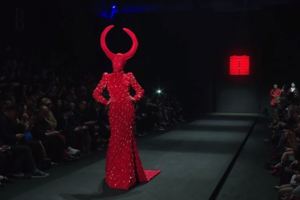 這個模特兒一出場時連見慣詭異服裝的外國人都驚呆，接著再出場的模特兒更是讓大家都以為在看著恐怖片啊！