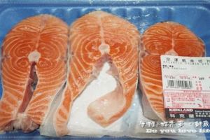 婦人去「好市多」買鮭魚準備煮晚餐，沒想到一打開看見「三隻活生生...」緩緩爬出讓她嚇得狂吐！