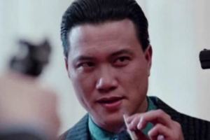 60歲萬梓良近照患病暴肥，小16歲現任妻不離不棄，現為兒子酒吧賣唱！