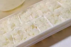 製冰盒不是只能做冰塊...看她把「白飯」塞到冰盒裡，最後結果讓人直呼：簡直天才！