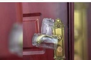 跟女友去旅行住酒店時，她一進房門就拿2個杯子套在門把上！在我滿頭問號時，她說：「晚上你就知道了！」