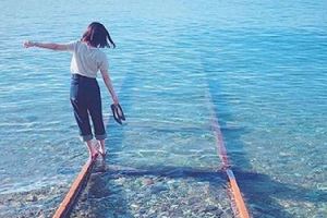 置身宮崎駿動畫！真實存在的《神隱少女》海上軌道　碧藍海洋像是一塊寶石美的屏息