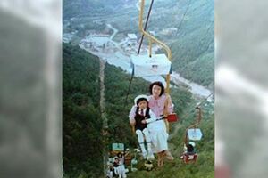 70年代超驚悚纜車，只靠一根柱子和一個座位...網驚「打個噴嚏，直接『與神同行』！」