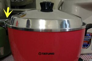 大同電鍋把手旁有個「神秘掛鉤」，用途居然這麼貼心，網驚：「煮了30多年，現在才知道！」