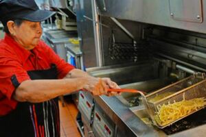 「我不用靠子女養」　70歲阿嬤當麥當勞最老員工　撐到離別前還在服務