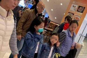 劉德華老婆朱麗倩素顏攜女兒逛街被拍