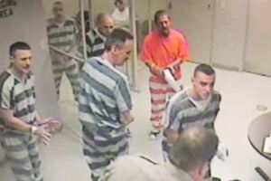 善良獄警突然「心臟病發」8名囚犯冒著被掃射危險「集體撞鐵門越獄」只為救他！