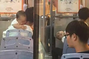 嬰兒公車上哭鬧，「爸爸的反常舉止」讓女乘客存疑，仔細觀察後她立馬報警，最終嬰兒成功「逃離魔掌」！