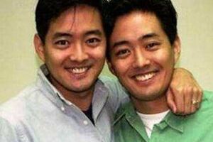 他們是雙胞胎兄弟，哥哥25年前憑一劇走紅，弟弟出道多年卻沒名氣