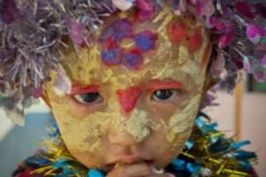 緬甸最特殊的化妝品：男女老少臉上塗鴉，孩子不塗會被笑媽媽太懶