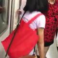 新加坡女子搭地鐵被對面無賴惹急，當眾脫掉褲子反擊！旁邊安娣表情如遭雷擊