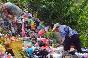 拾荒母亲去世，城里儿子不管，穷女儿拿走遗像，回到家里却傻了眼