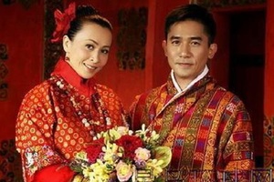 刘嘉玲结婚赵薇只给了5万礼金，而在他的婚礼上，赵薇大手一挥给了200万……