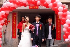 婚后我生日，乡下婆婆送我双布鞋，我嫌弃丢垃圾桶，丢掉一辆车