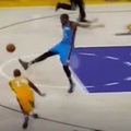 Kobe助攻竟打出違反人體工學「旋轉球」，異常打法讓Durant用腳也擋不住!