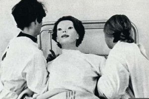 一個長相詭異的女人走進醫院，嘴裡滿是貓血！她接下來竟咬斷醫生的脖子，最後……讓人不敢看下去！