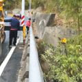駕車過彎撞山壁墜橋妻死夫傷