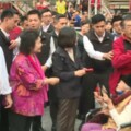 總統高雄武廟發紅包　民眾藏麥克風嗆聲