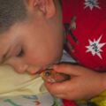 4歲兒「抱著金魚睡覺」醒來超懊悔　天真理由讓網友求媽媽：不要怪他