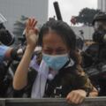 香港反送中抗爭！媽媽淚崩跪下：「為什麼要打小孩」　她手無寸鐵「被港警直接攻擊」萬人看了掉淚
