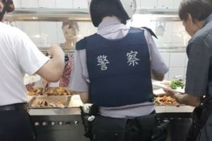 員警中午買便當後搞失蹤所長偷跟蹤...發現感人一幕