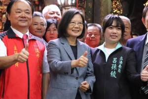 小英被攔轎 他淚喊：蔡政府害我賠上億