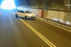 嚇！隧道內見「逆向汽車」聯結車狂按喇叭閃避