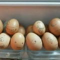 雞蛋到底該不該洗？結果可能出人意料，一枚脆弱的雞蛋竟然潛藏著巨大的風險。
