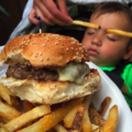 這個2歲小男孩是全紐約最吃得開的小孩，他上餐廳不用錢的原因會讓你看不夠！