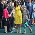 新加坡總理夫人出訪白宮「只拿470元的手拿包」，殊不知包包背後竟然有這麼一個故事…