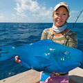 女子在海上釣魚，沒想到突然釣上一隻「藍色怪魚」，沒想到牠居然是······好神奇！