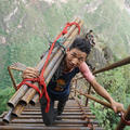 懸崖村絕壁: 村民背1500根鋼管上山造天梯
