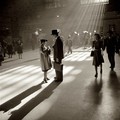 百年前的紐約中央車站的黑白色調攝影作品