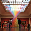 藝術家在博物館裏創造出永遠不消失的『彩虹』，看過的人全都被震懾住了！