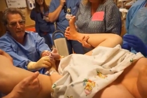 產婦強忍痛楚，竟直接用雙手將小嬰兒拉出！
