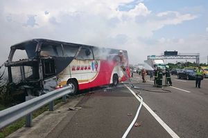 【最新】桃園機場驚傳遊覽車發生大火！火燒車造成26人死亡，沒想到車上的人竟是…