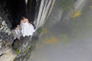 這名瘋狂攝影師「幫客戶在萬丈深淵上拍婚紗照」，但看到絕美系列照片後你會覺得值得！