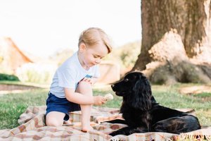 英國劍橋小王子喬治過3歲生日時，竟然因為這張照片被罵爆還被動物保育協會嚴重警告！