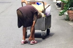 大太陽底下發現打赤腳的婆婆在走路讓人看得心痛，女網友立刻脫鞋讓全國都看到了台灣的人情味！