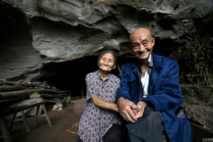 夫妻因貧困隱居山洞54年：如今兒是工程師孫是博士