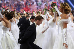 莫斯科舉辦盛大維也納舞會 顏值高場面奢華