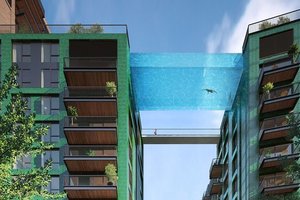 美國42層高樓懸空玻璃泳池 網友：游泳全憑勇氣