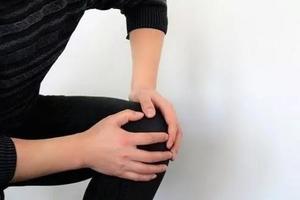 學會這四個動作，輕鬆緩解膝蓋疼痛！